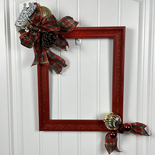 picture frame wreath with 2 corner embellishments