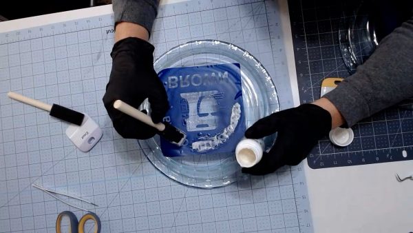Applying Armour Etch to pie plate